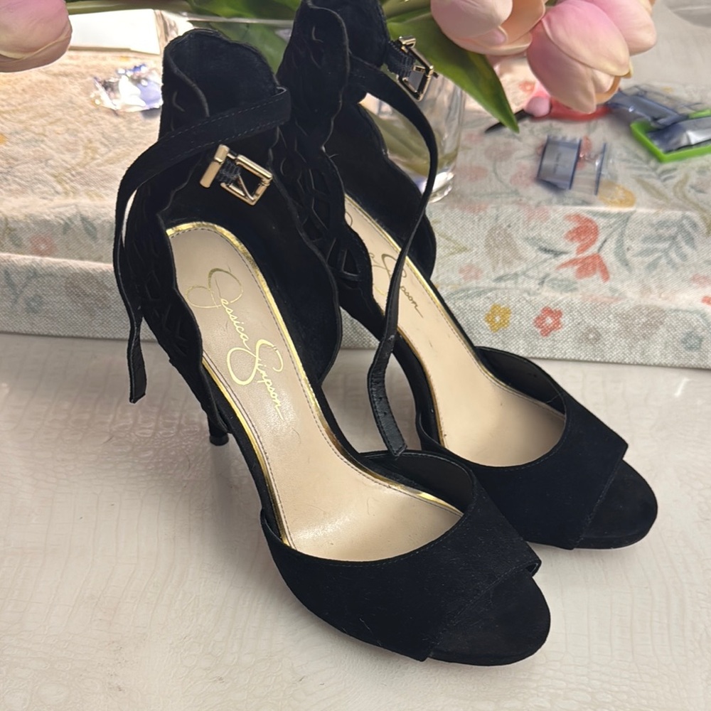 Jessica Simpson Black Heels with Elegant Design